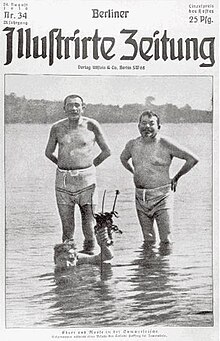 Titelblatt der Berliner Illustrirten Zeitung von 1919: Schwarzweißfoto zeigt Friedrich Ebert und Gustav Noske in Badehosen bis zu den Knien im Wasser stehend. Noske links, Ebert rechts, beide blicken in die Kamera.