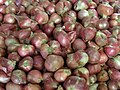 Scalogni indonesiani (bawang merah) in un mercato a nord di Giacarta