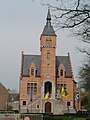 Gemeentehuis van Lovendegem, voor de renovatie van de kasteeldreef. Het monument van de gesneuvelden staat niet meer voor het gemeentehuis.