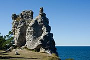 Rauk "Jungfrun" am Strand von Lickeshamn, Gotland, Schweden