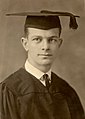 Den amerikanske kjemikeren Linus Paulings eksamensportrett fra Oregon Agricultural College 1922. Pauling er iført akademisk drakt med kappe og square academic cap.