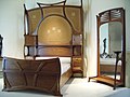 Cama e espello de Gustave Serrurier-Bovy. 1898–99