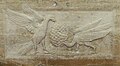 Volksaltar, Vogelrelief mit Zirbelnuss