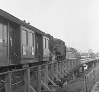 Circulation avec locomotive à vapeur.