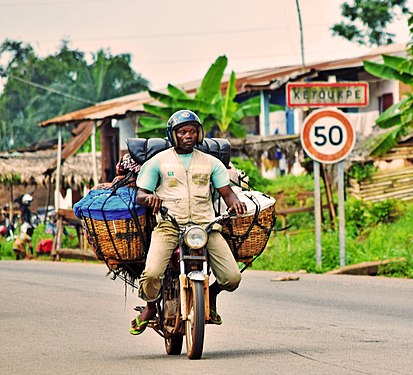 Transport de produits sur moto. Photographe : GBETONGNINOUGBO JOSEPH HERVE AHISSOU