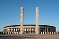 Haupteingang (Osttor) mit den fünf olympischen Ringen und der Podbielskieiche