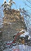 Schutzmauer von Süden. Davor Schuttkegel der Bergfried-Südmauer