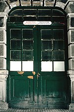 L'une des innombrables portes du bâtiment voyageur de la gare de Canfranc, en octobre 1994.