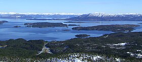 Vue de l'île au centre-droit de la photo