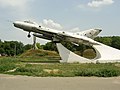 Пам'ятний знак радянським льотчикам: бойовий літак Су-7