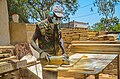 Un menuisier sénégalais en train de polir du bois pour la fabrication d'un meuble.