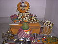 Altar de Sarasvatí amb ofrenes