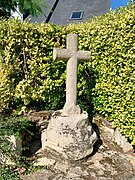 Croix latine en granit dans le centre du bourg.