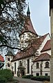 Deutsch: Die Südseite der evangelischen Laurentiuskirche in Hemmingen in Baden-Württemberg, mit Portal und Treppenturm. Historischer Ortsrundgang Hemmingen Nr. 4. Infotafel am Haus sagt: 'Bereits um 900 wird eine Kirche in Hemmingen erwähnt. Westturm 13. Jh. (?), vermutlich Teil der Wehranlage, um 1350 gotischer Chor mit Strebepfeilern, um 1520 Anbau der Sakristei. Seit 1559 evangelische Pfarrkirche. 1582/1600 Erweiterung des Schiffs nach Süden, 1600 Portalvorbau und Treppenturm. 1785 Schiff nach Norden erweitert und Dach erhöht. 1856 Turm oben abgekantet und mit Laterne versehen.' English: The protestant Saint Lawrence Church in Hemmingen in the German Federal State Baden-Württemberg.