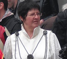 Femme brune avec une robe blanche.