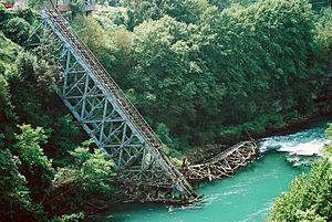 Neretva-joen silta, korjattu ja kahdesti tuhoutunut taistelun aikana. Nyk. monumenttina.