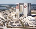 Vehicle Assembly Building de la NASA en 1977. Los círculos oscuros señalan la ubicación de los domos para la exhibición Third Century America.