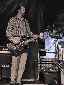 Krist Novoselic s baskytarou při vystoupení v roce 2011