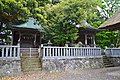 本殿（右奥）・奴奈川神社（左）