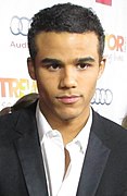 Jacob Artist dans le rôle de Todd Connors