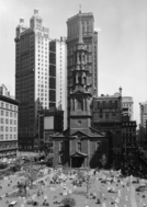 Das Hochhaus (links) mit der St. Paul’s Chapel (1937)