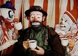 Photo d'Emmett Kelly avec le Ringling Bros. and Barnum & Bailey Circus. La photo a été prise pour une publicité pour le Bureau pan-américain du café