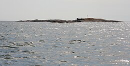 Vänster: Tuulikki Pietilä, Tove Jansson och Signe Hammarsten-Jansson på Klovharun i Borgå skärgård 1958. Där (höger bild är från 2011) finns stugan där Jansson och Pietilä tillbringade minst 25 somrar.