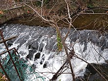 Photographie d'une écluse retenant les eaux de la Durolle au niveau de l'usine Lacroix-Mary.