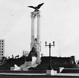 Monumento a las víctimas del USS Maine en La Habana, Cuba, c. 1930. El águila fue retirada tras la Invasión de Bahía de Cochinos.