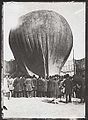 Pendaratan balon di Mashgh square, Iran sekitar 1850