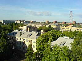 Gezicht over een aantal huizen in de stad