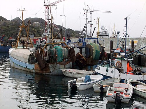 Fischerboote im Hafen von Sisimiut in Grönland