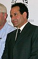 Tony Shalhoub interpreta Bernard Prince