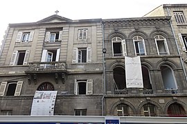 La façade côté rue en 2018, juste avant sa restauration.