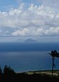 Redonda gezien vanaf Nevis met Montserrat op de achtergrond