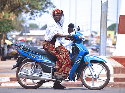 A woman's ability to do the same activities as a man is not related to age. It is possible to keep in line with the dress requirements of tradition or religion and also take advantage of technological advances to advance society. Photographe : GBETONGNINOUGBO JOSEPH HERVE AHISSOU