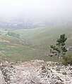 Vista do tramo medio do río San Lázaro desde o cumio dos Forcados (1399 m no Macizo Central ourensán) no percorrido por a zona do Piago e a Mallada de Barbeirón ca aldea de A Encomenda no fondo.