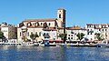 Vue de l'église depuis le port.