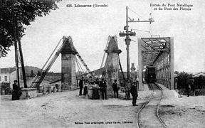 Le pont du tram à côté du pont suspendu.