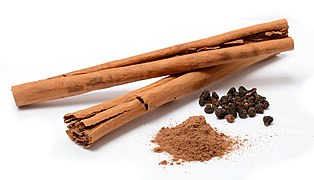 Kulik, bubuak, sarato bungo kariang dari kayu manih (Cinnamomum verum)