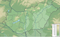 Mapa konturowa Węgier, po prawej nieco u góry znajduje się czarny trójkącik z opisem „Hoportyó”