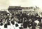 Studente woon die inhuldigingseremonie van die Volksrepubliek China op 1 Oktober 1949 by.