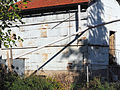 Deutsch: Das Haus an der Hindenburgstraße 23 in Renningen hat an der hinteren Seite einen kleinen Anbau, der mit weiß gestrichenen Blechplatten verkleidet ist, Baden-Württemberg. English: Sheet metal plates on a building in Renningen, German Federal State Baden-Württemberg.