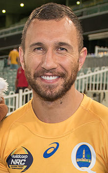 Portrait de face d'un homme en tenue de sport de couleur jaune