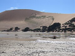 Lagoa de carácter temporal formada en Sossusvlei despois dunha chuvia infrecuente no mes de agosto que tivo lugar 15 días antes da foto.