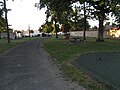 Vue de l'espace entre la mairie et l'école maternelle Les Marronniers.