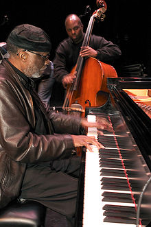 James Cammack memainkan double bass dengan pianis Ahmad Jamal di depan.