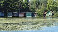 Deutsch: Bootshäuser am Drewensee in der Mecklenburgischen Seenplatte. English: Boathouses in Drewensee, in Mecklenburgische Seenplatte, Germany.