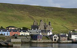 Scalloway látképe, középen a várral