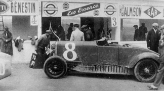 Genestin G7 Sport à son stand, lors du G.P. de la Marne 1927. Au volant de la Genestin, son constructeur Paul Genestin.